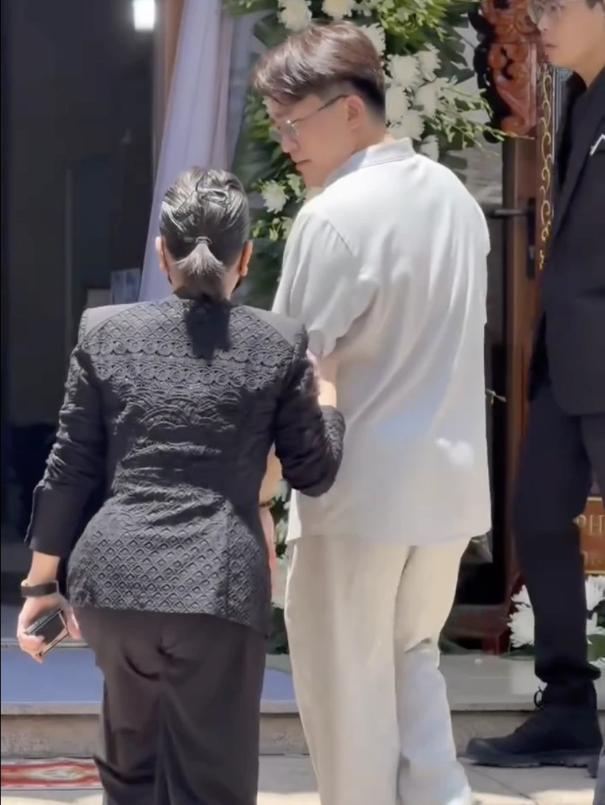 Đại Nghĩa khô nước mắt trước di ảnh mẹ, bạn diễn tiết lộ bí mật trước lúc mất? - Hình 2