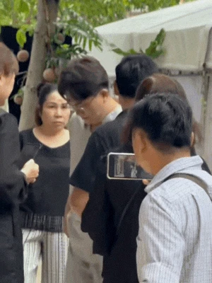 MC Đại Nghĩa xuất hiện buồn bã, lặng người trước di ảnh mẹ, vợ chồng Việt Hương âm thầm đến viếng - Hình 1