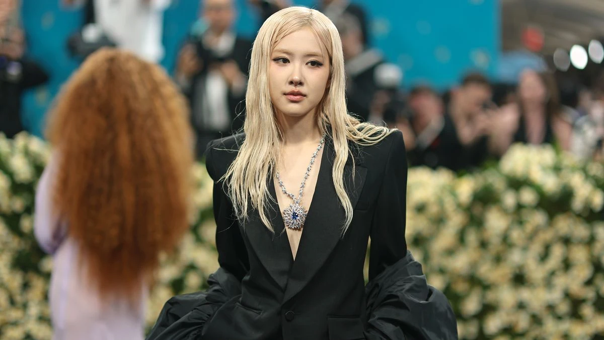 Rosé mất điểm vì mái tóc, diện váy sang trọng nhưng chưa đủ wow, lép vế toàn tập - Hình 6