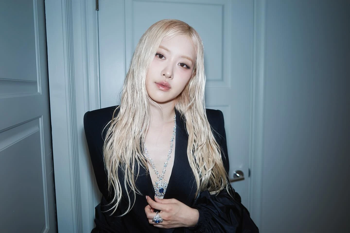 Rosé mất điểm vì mái tóc, diện váy sang trọng nhưng chưa đủ wow, lép vế toàn tập - Hình 1