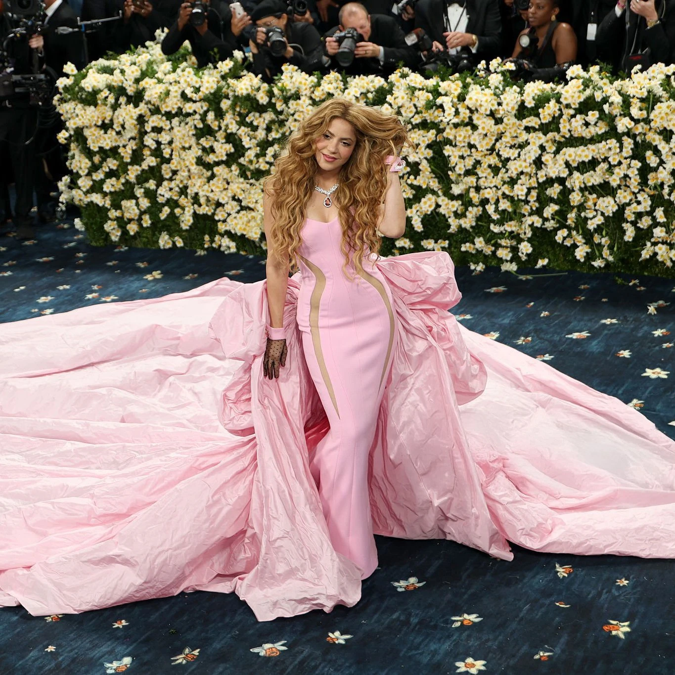 Shakira trơ trọi giữa thảm đỏ Met Gala, cố ý ăn mặc lệch tông bị lên án ê chề - Hình 3