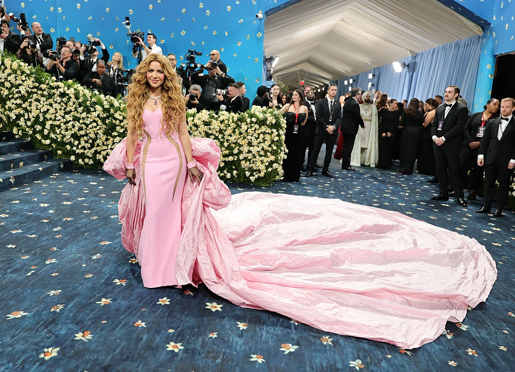 Shakira trơ trọi giữa thảm đỏ Met Gala, cố ý ăn mặc lệch tông bị lên án ê chề - Hình 1