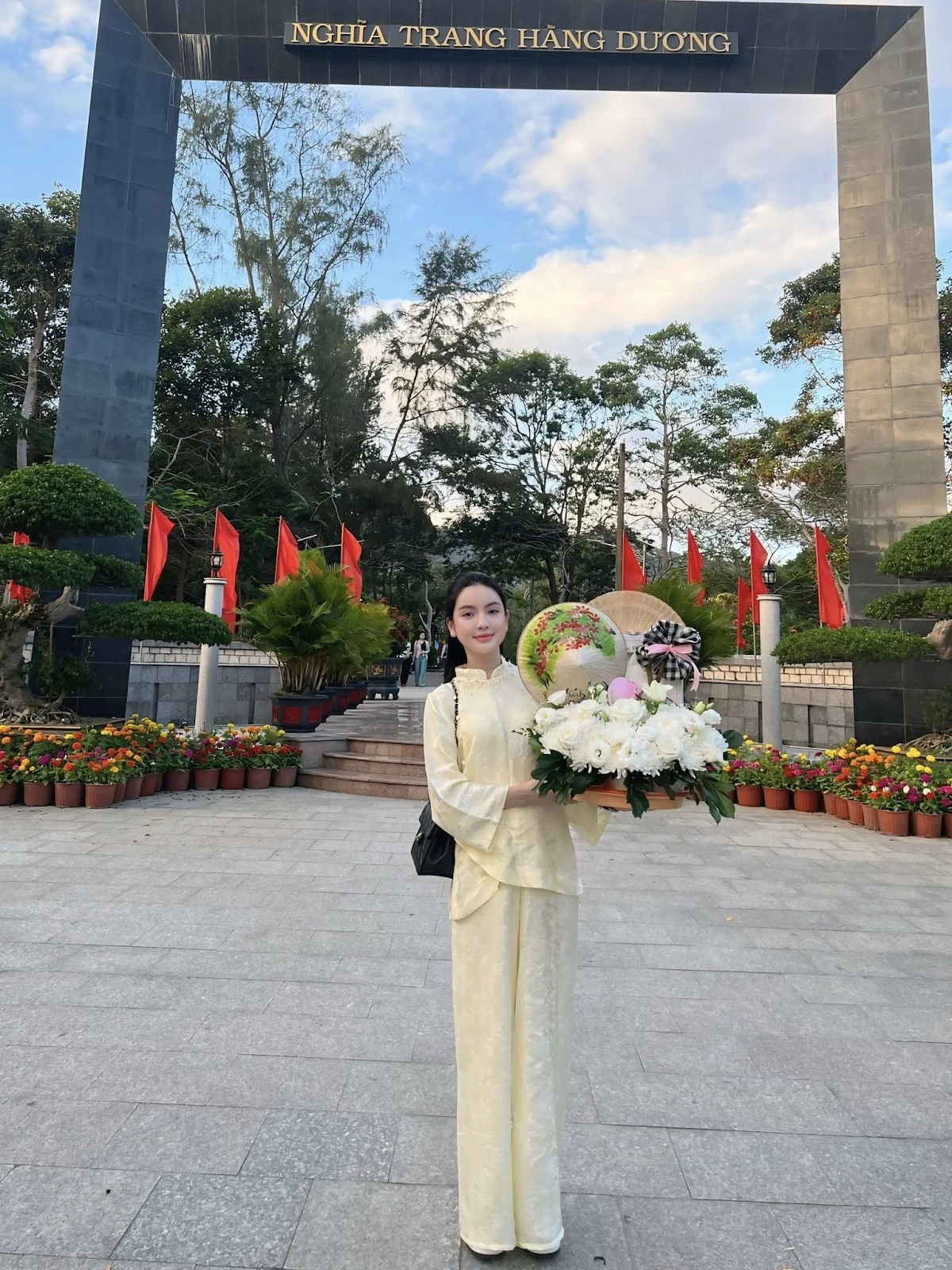 Vợ Quang Hải rủ rê mẹ chồng ra nghĩa trang, checkin ảnh chứng tỏ điều này? - Hình 1
