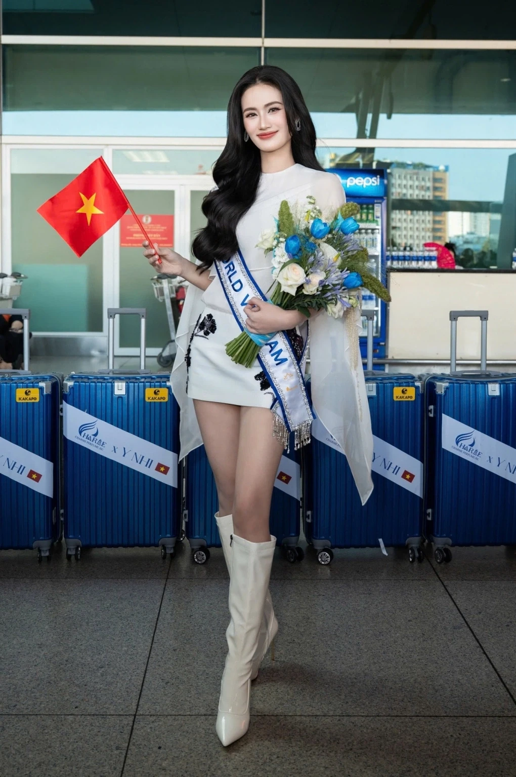 Ý Nhi thi MW, ai cũng ra tiễn chỉ bạn trai vắng mặt, bật khóc nức nở vì tủi thân - Hình 2