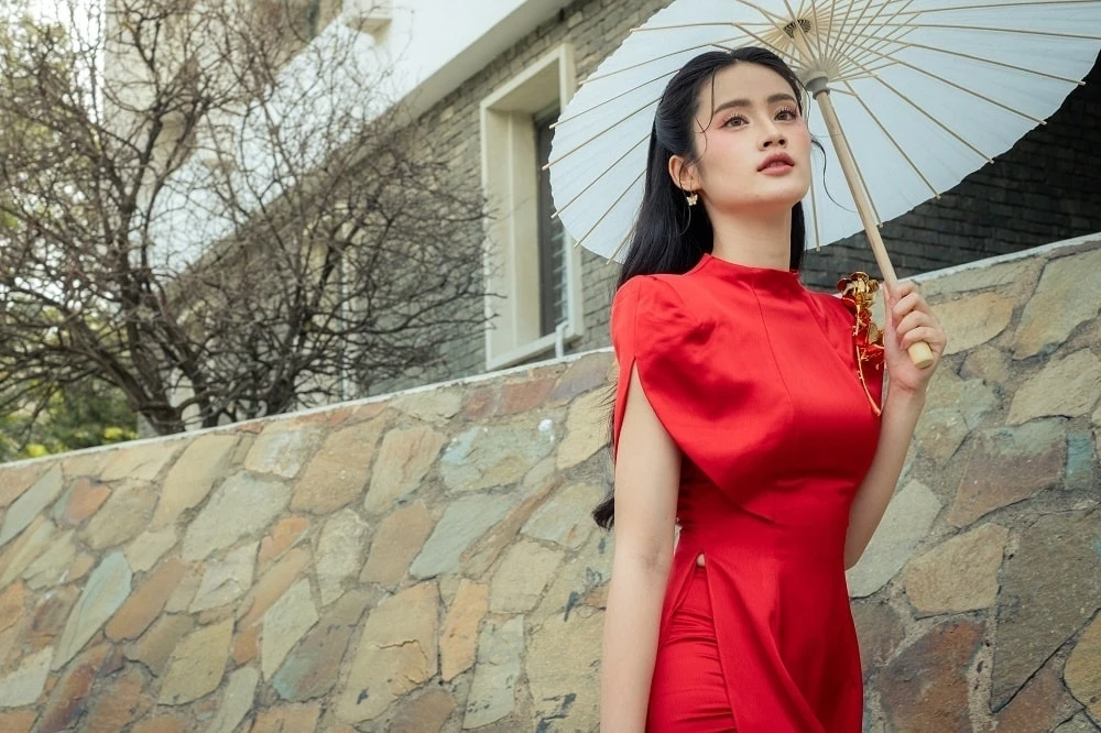 Ý Nhi thi MW, ai cũng ra tiễn chỉ bạn trai vắng mặt, bật khóc nức nở vì tủi thân - Hình 6