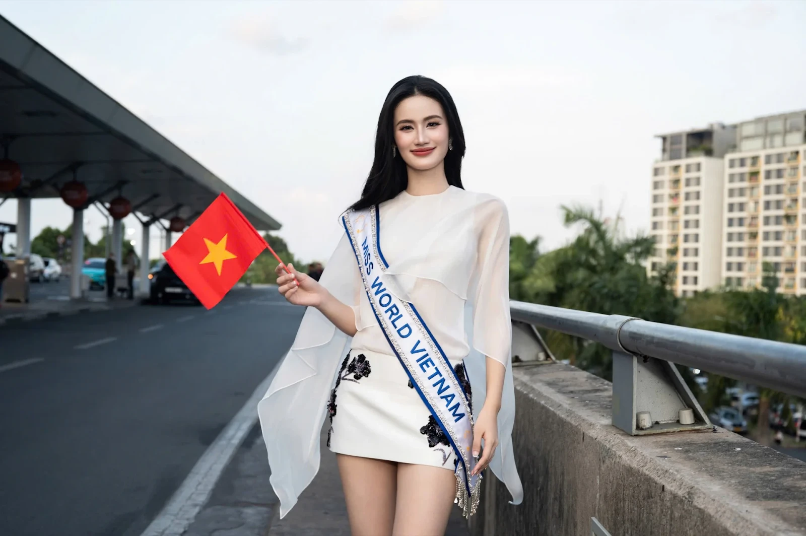 Ý Nhi thi MW, ai cũng ra tiễn chỉ bạn trai vắng mặt, bật khóc nức nở vì tủi thân - Hình 5