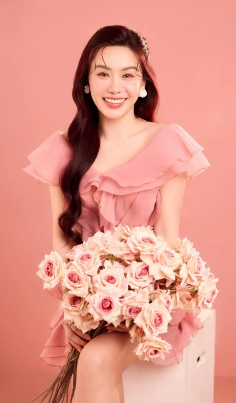 Clip MC Anh Thơ review lòng se điếu hot rần rần, dai như cao su, bị quán mắng? - Hình 2