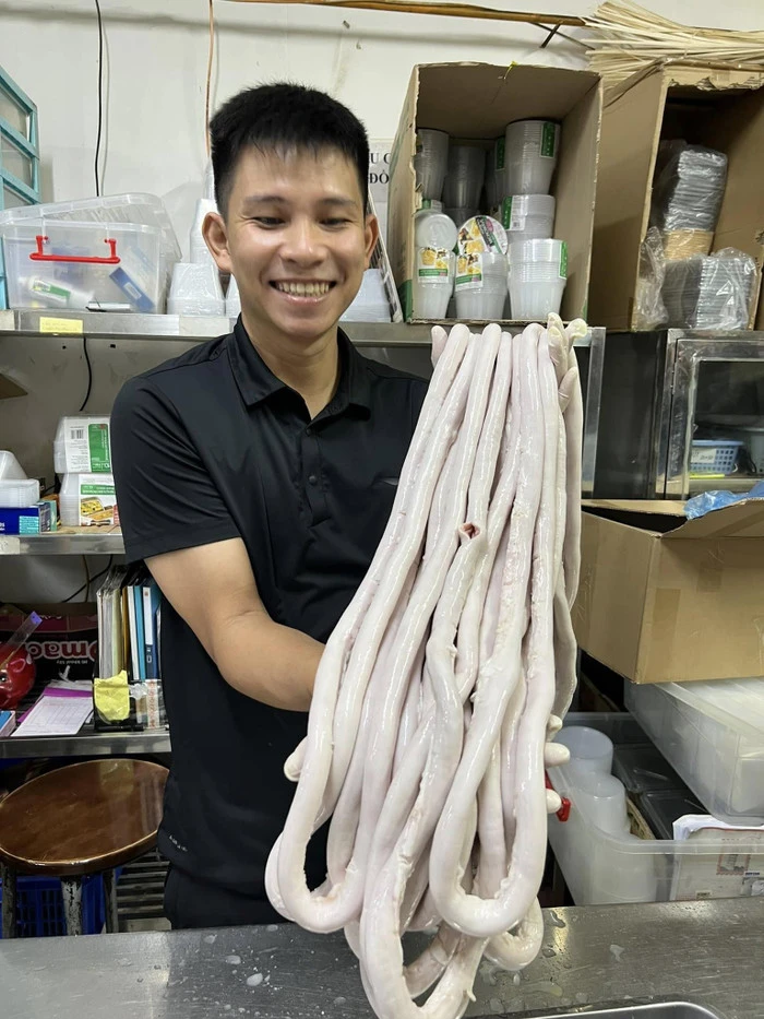 Clip MC Anh Thơ review lòng se điếu hot rần rần, dai như cao su, bị quán mắng? - Hình 6