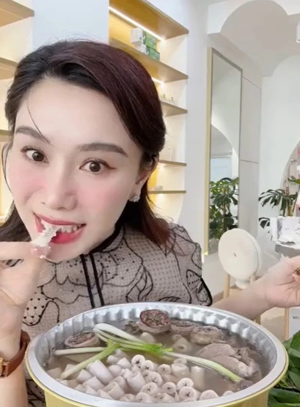 Clip MC Anh Thơ review lòng se điếu hot rần rần, dai như cao su, bị quán mắng? - Hình 1