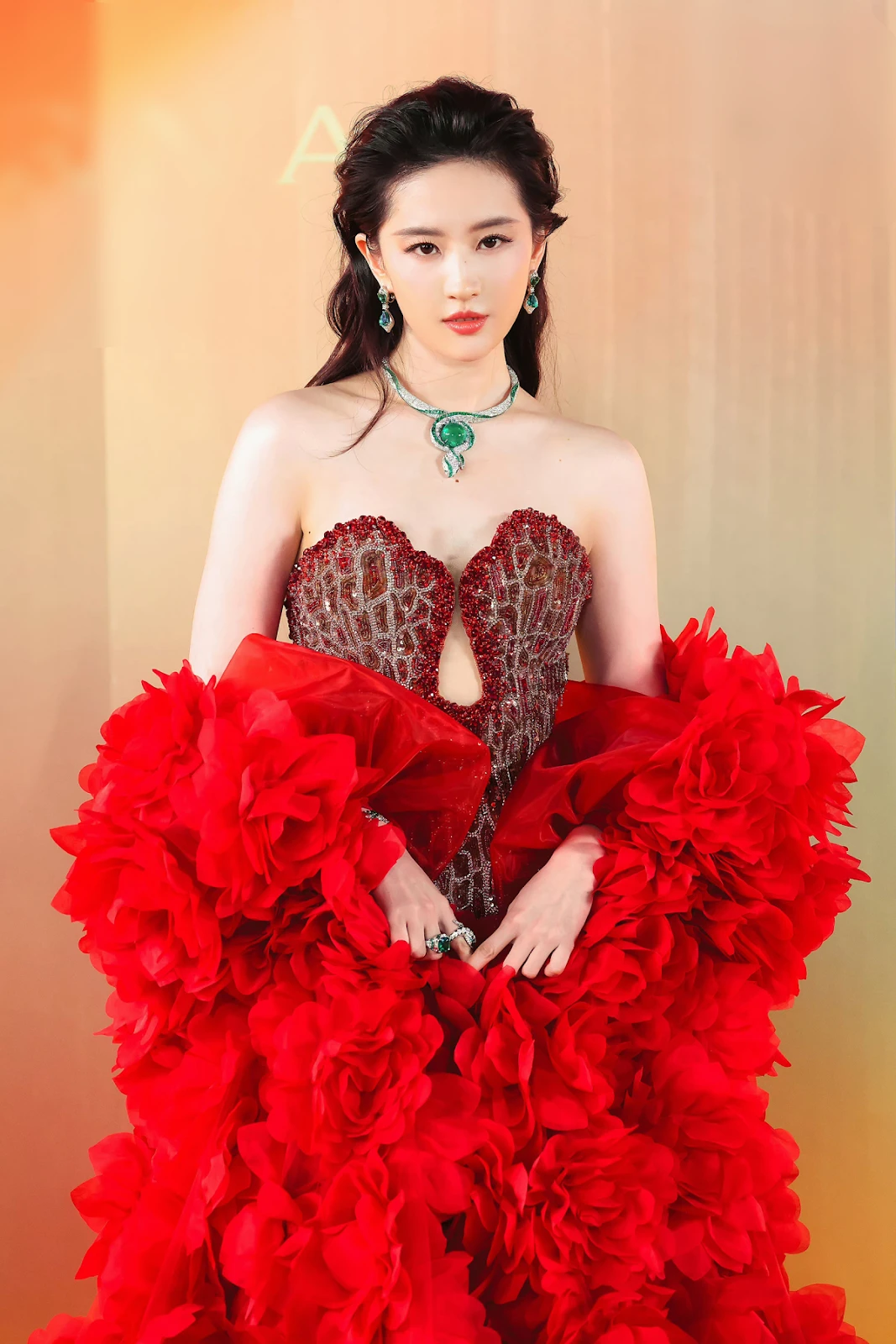 Lưu Diệc Phi bị đồng nghiệp phanh trên sóng livestream fan đồng loạt quay xe - Hình 1