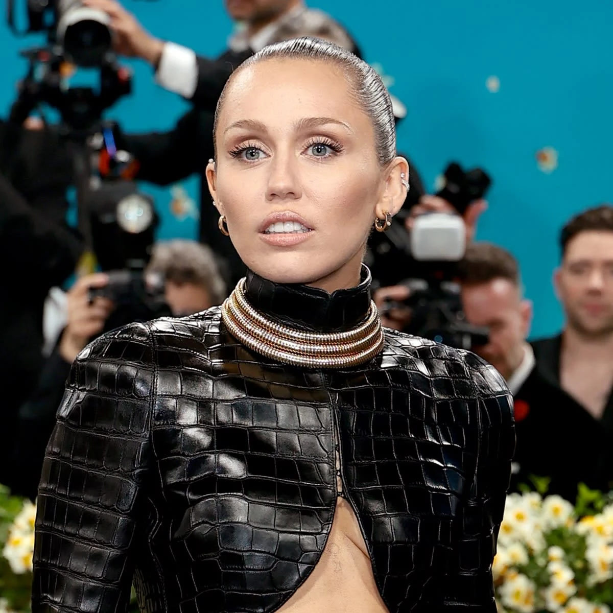 Miley Cyrus chạm mặt tình cũ ở Met Gala, thái độ nữ siêu sao khiến fan nín thở - Hình 3