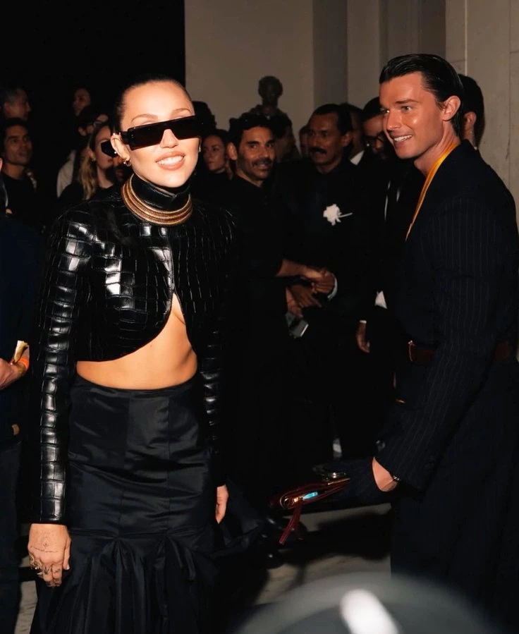 Miley Cyrus chạm mặt tình cũ ở Met Gala, thái độ nữ siêu sao khiến fan nín thở - Hình 2