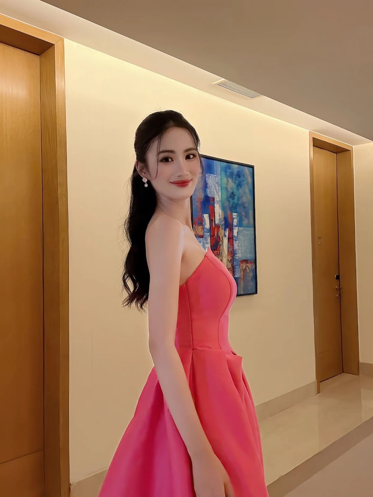Miss World 2025: Ý Nhi bè phái, nịnh 1 nàng hậu, tiếng Anh dở tệ? - Hình 7