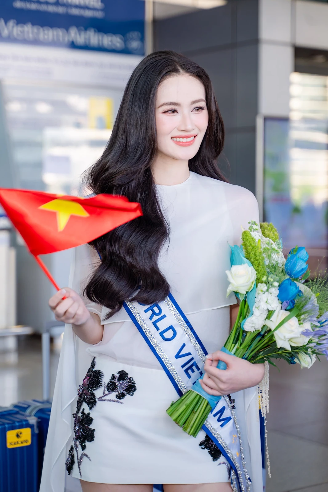 Miss World 2025: Ý Nhi bè phái, nịnh 1 nàng hậu, tiếng Anh dở tệ? - Hình 6