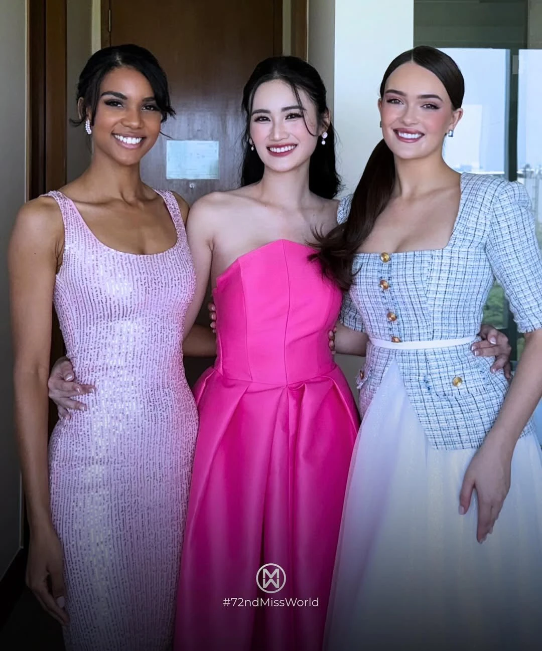 Miss World 2025: Ý Nhi bè phái, nịnh 1 nàng hậu, tiếng Anh dở tệ? - Hình 2