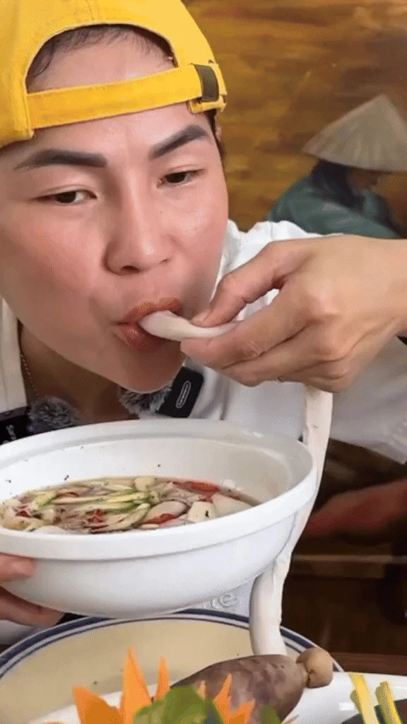 Nga Sumo: Nhỏ con nhưng dạ dày không đáy, ăn 15kg lòng se điếu, sức khỏe ra sao? - Hình 7