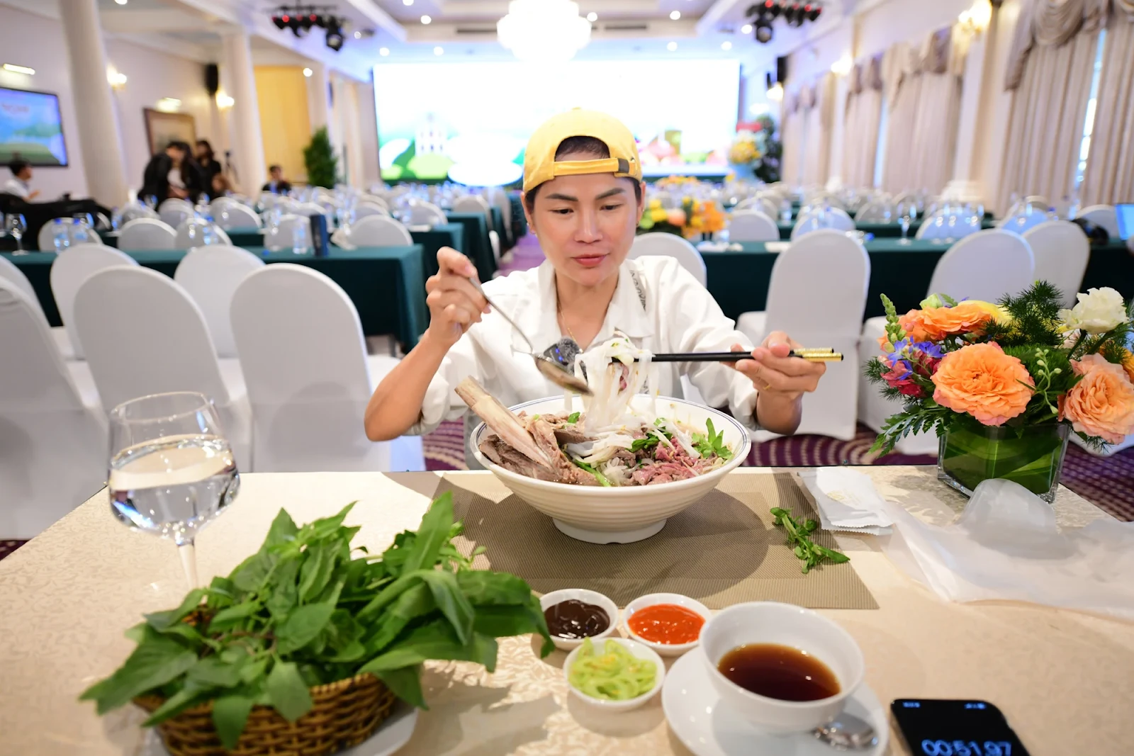 Nga Sumo: Nhỏ con nhưng dạ dày không đáy, ăn 15kg lòng se điếu, sức khỏe ra sao? - Hình 3