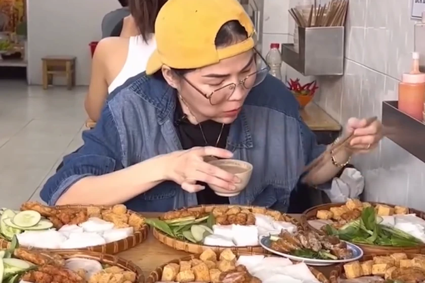 Nga Sumo: Nhỏ con nhưng dạ dày không đáy, ăn 15kg lòng se điếu, sức khỏe ra sao? - Hình 1