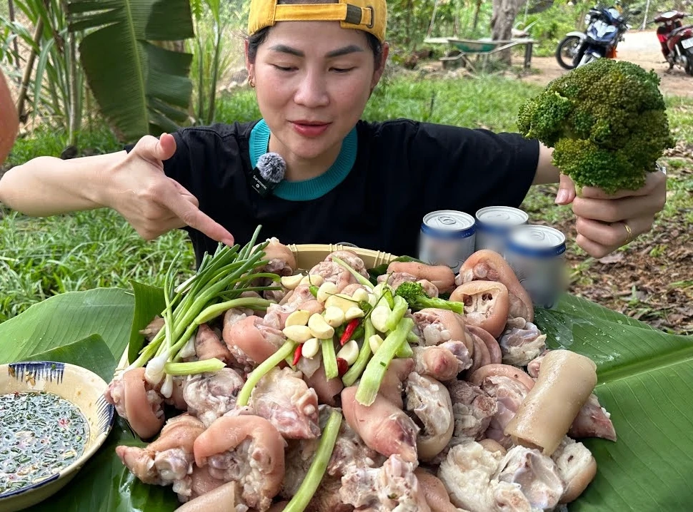 Nga Sumo: Nhỏ con nhưng dạ dày không đáy, ăn 15kg lòng se điếu, sức khỏe ra sao? - Hình 4