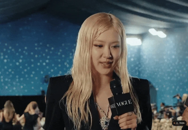 Rosé Blackpink làm bẽ mặt Jisoo ở Met Gala, chị cả phải lắc đầu - Hình 2