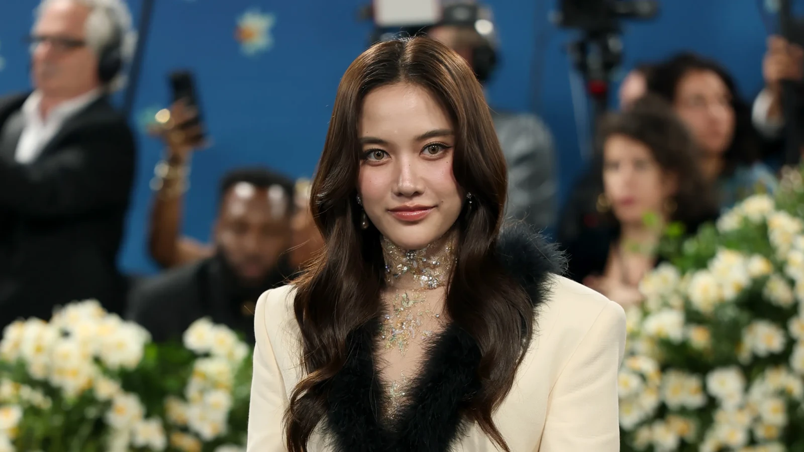 Jennie quậy đục nước thẳng tay tụt váy giữa sự kiện, Chị cả Jisoo bị réo tên - Hình 6