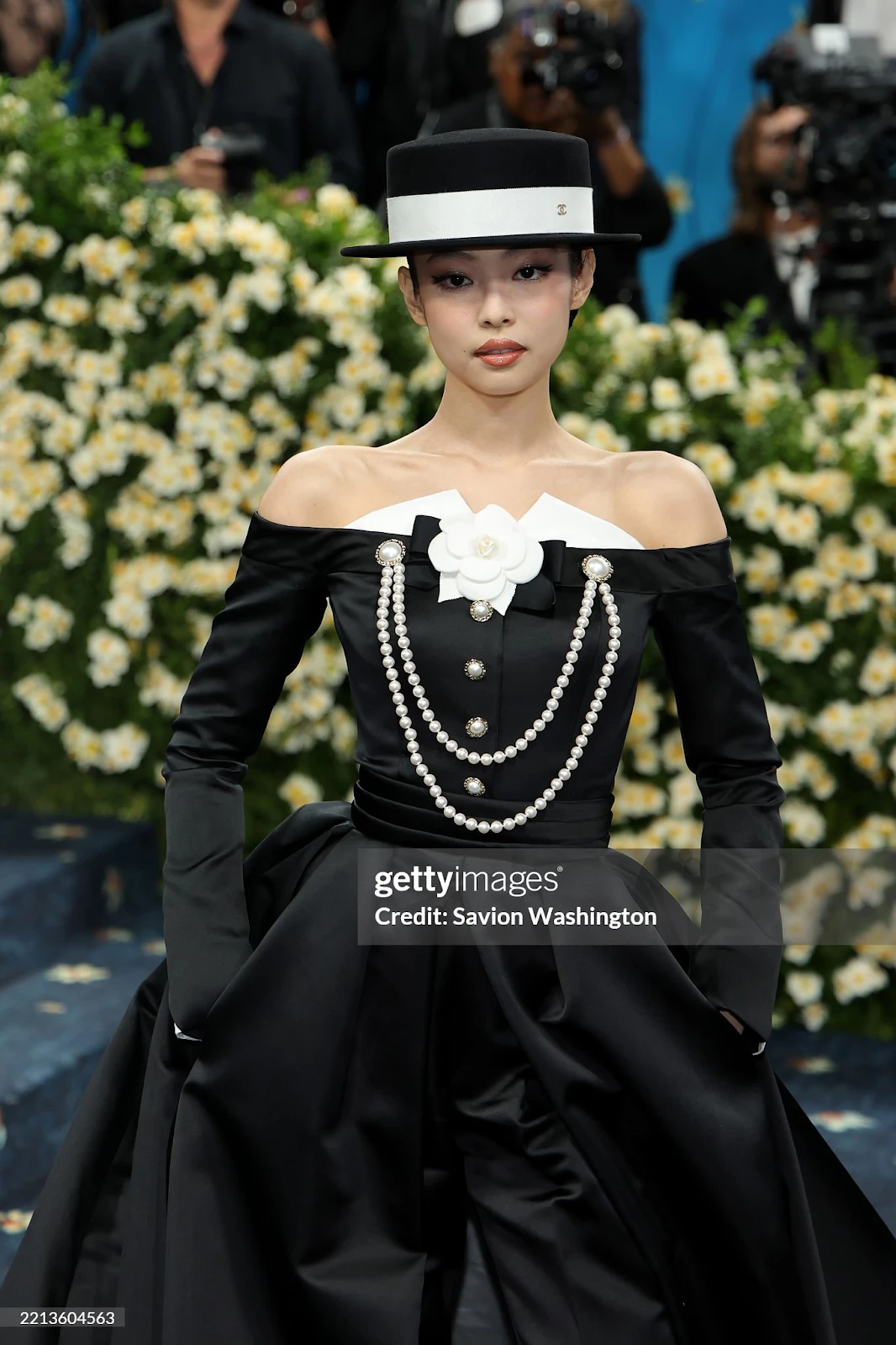 Jennie quậy đục nước thẳng tay tụt váy giữa sự kiện, Chị cả Jisoo bị réo tên - Hình 4