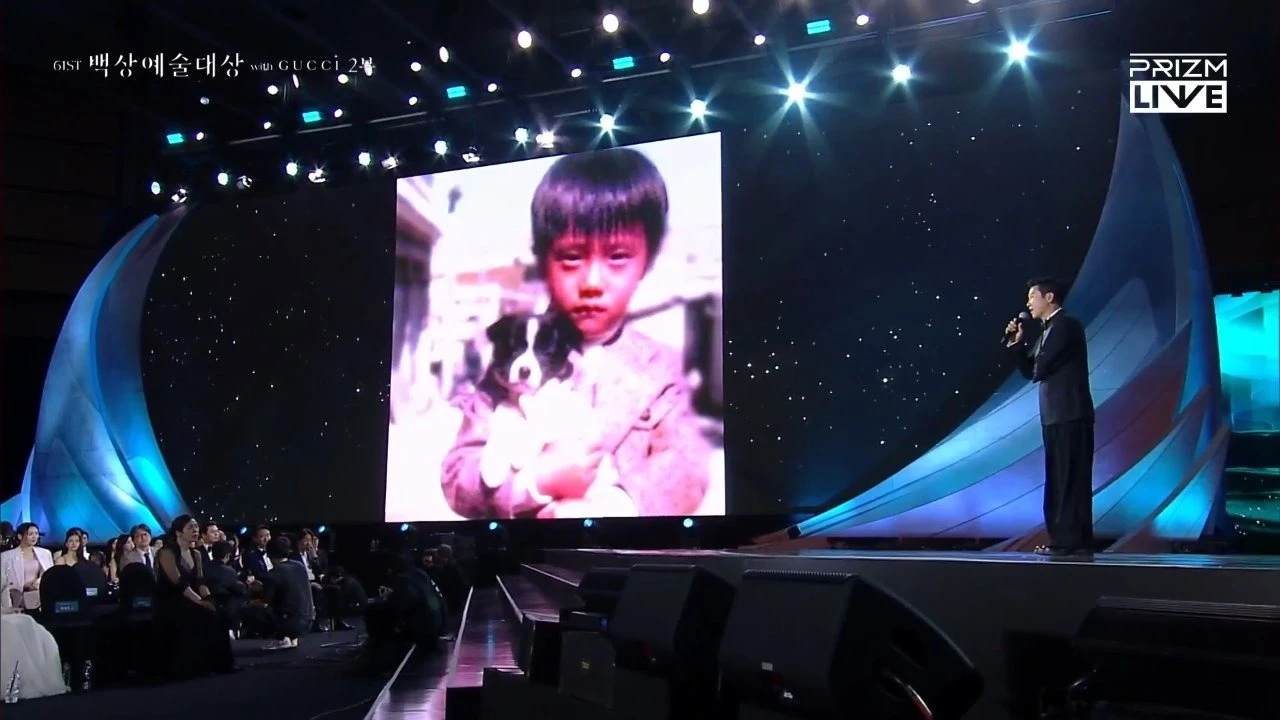 Lee Byung-hun bị tung ảnh quá khứ sốc ở Baeksang, hướng nội hết đời còn lại - Hình 2