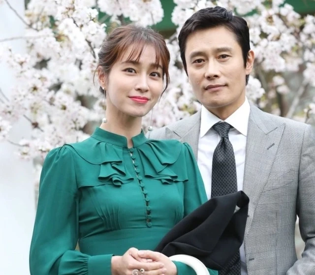 Lee Byung-hun bị tung ảnh quá khứ sốc ở Baeksang, hướng nội hết đời còn lại - Hình 9
