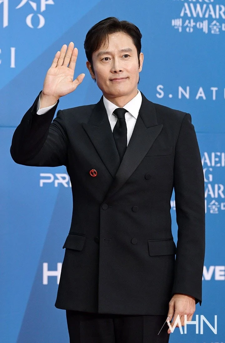 Lee Byung-hun bị tung ảnh quá khứ sốc ở Baeksang, hướng nội hết đời còn lại - Hình 10