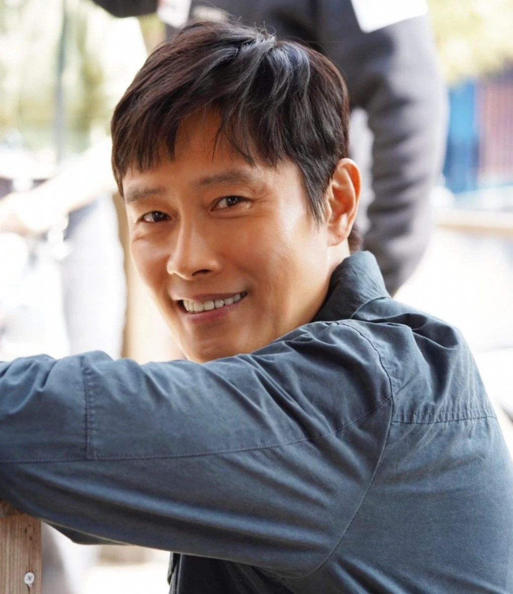 Lee Byung-hun bị tung ảnh quá khứ sốc ở Baeksang, hướng nội hết đời còn lại - Hình 12