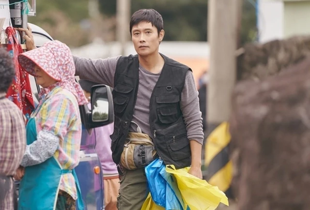 Lee Byung-hun bị tung ảnh quá khứ sốc ở Baeksang, hướng nội hết đời còn lại - Hình 8