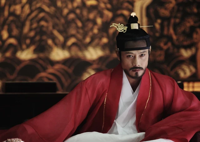 Lee Byung-hun bị tung ảnh quá khứ sốc ở Baeksang, hướng nội hết đời còn lại - Hình 6