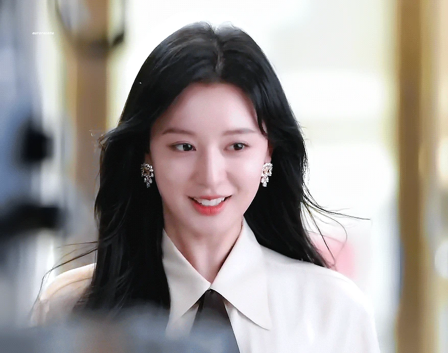 Nàng thơ quý tộc xứ Hàn hút hồn với khí chất quá tiểu thư: Sang đến độ stylist chỉ nhìn mà không dám chỉnh váy - Hình 6