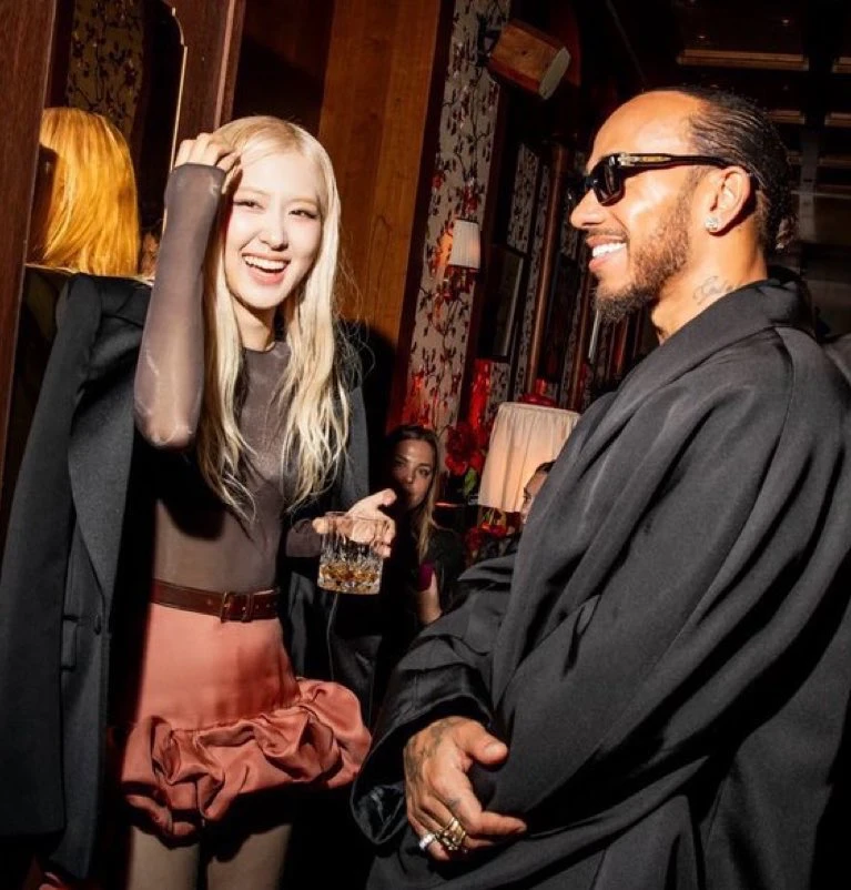 Tay đua sát gái Met Gala: lộ thái độ sốc khi bị ghép đôi với Rosé, chê ổng eo? - Hình 1