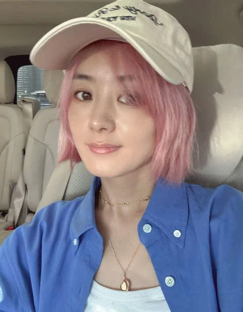 Triệu Lệ Dĩnh lộ biểu cảm bất thường tại sự kiện, nghi vấn về tình trạng tâm lý - Hình 2