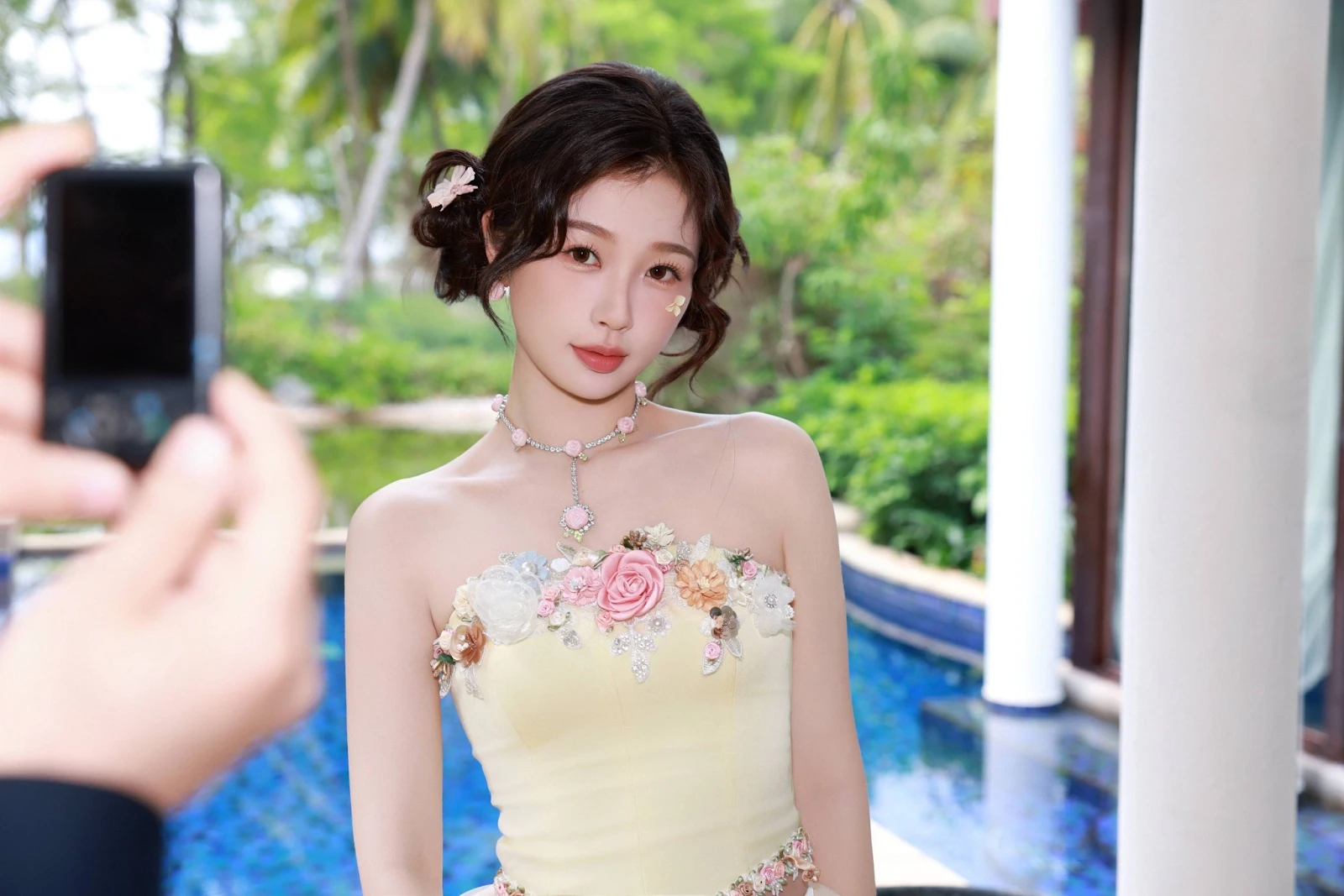 Triệu Lộ Tư bay váy 5 giây, thứ bên trong bị soi mói có liên quan đến Lisa? - Hình 9