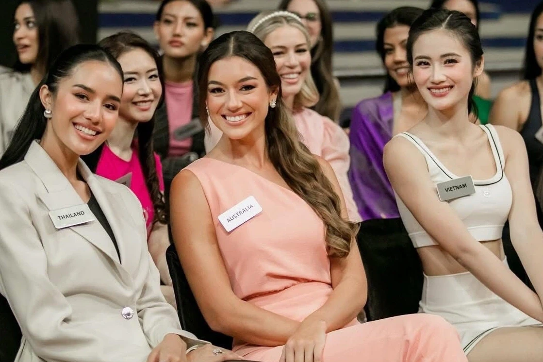 Ý Nhi làm loạn MW, diện trang phục tức mắt so kè Opal, fan đòi lao vào xé - Hình 1