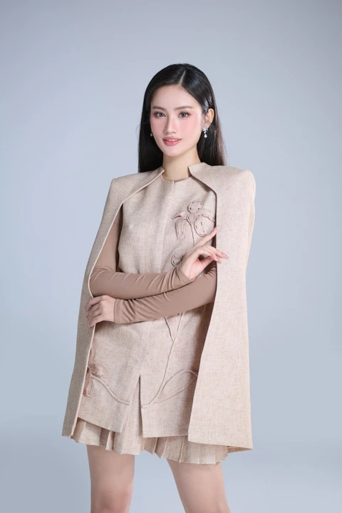 Ý Nhi làm loạn MW, diện trang phục tức mắt so kè Opal, fan đòi lao vào xé - Hình 5
