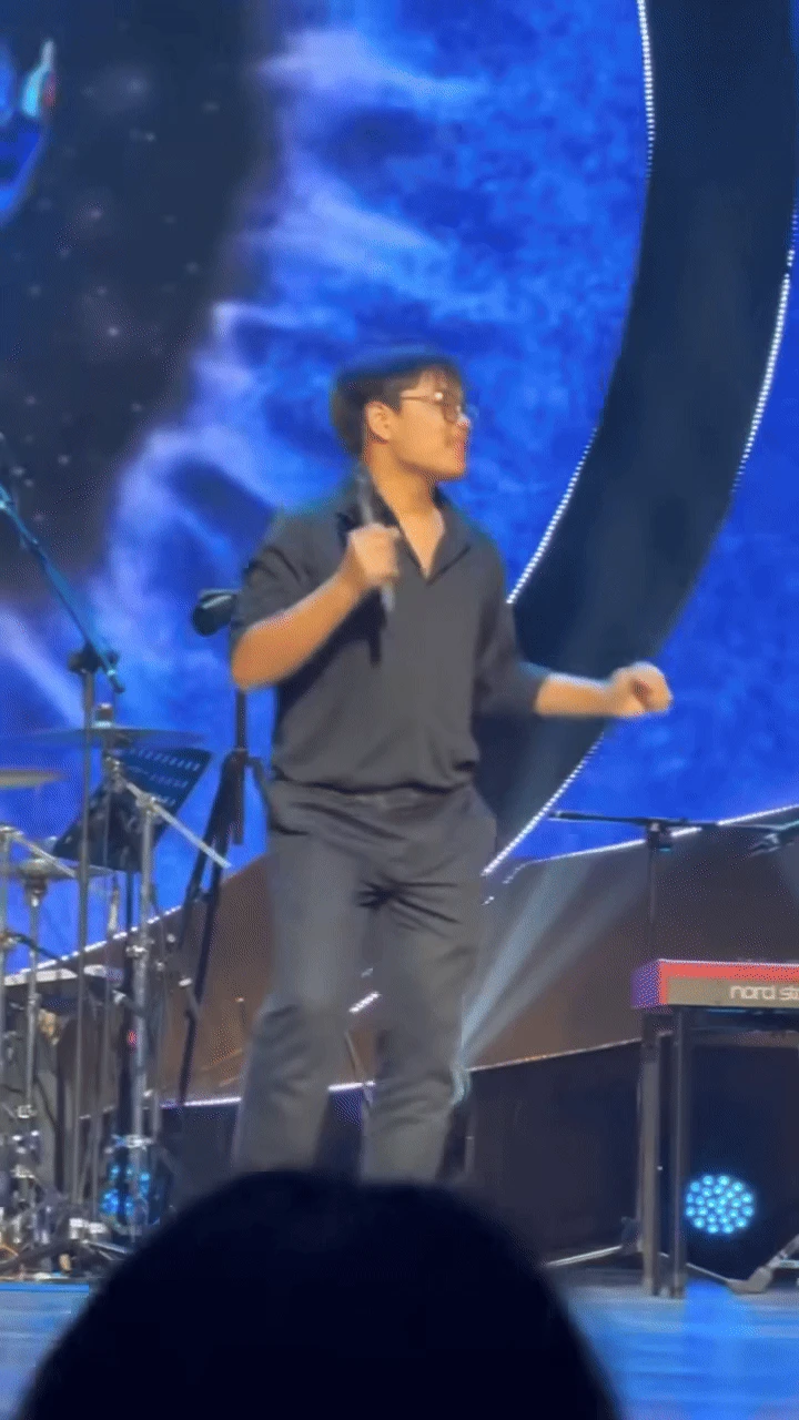 Diện mạo gâ.y số.c của Bi Béo - con trai Cục Trưởng Xuân Bắc, đứng chung sân khấu khiến dì Lệ chỉ còn cái tên - Hình 3