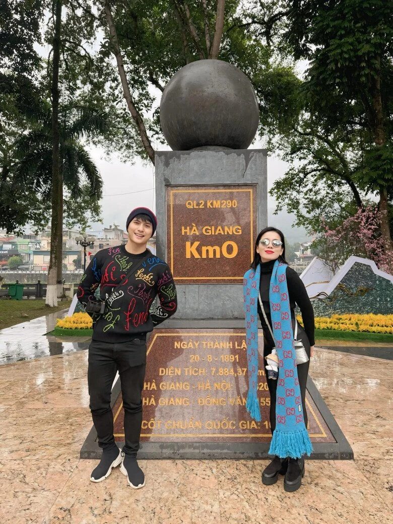 Rộ ảnh Lệ Quyên và tình trẻ kém 12 tuổi đi mua kim cương, sắp kết hôn? - Hình 3