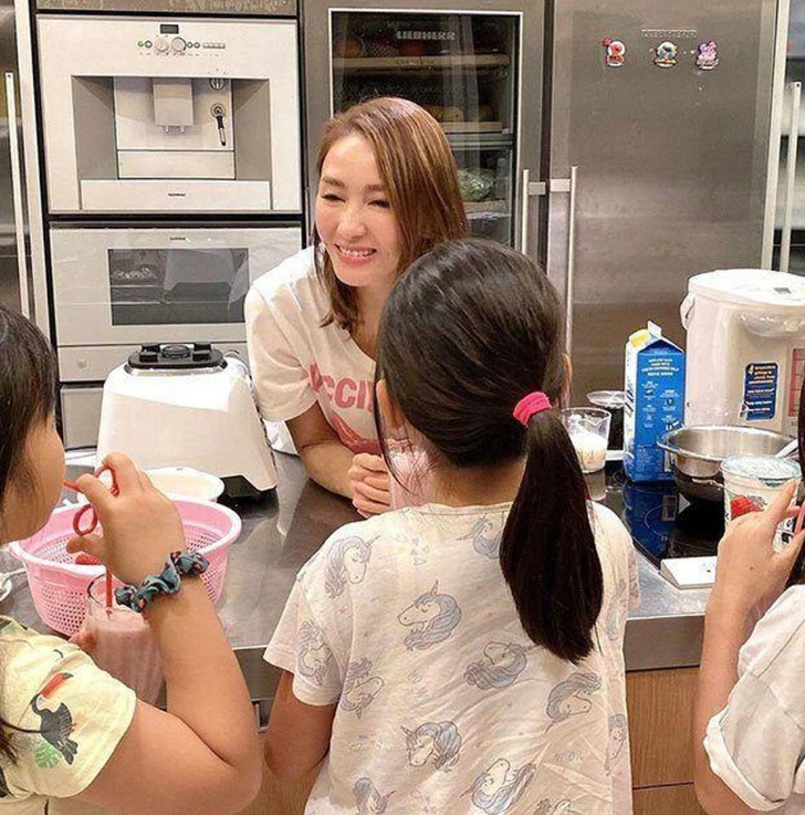 Đệ nhất mỹ nhân Lê Tư được chồng già, ngồi xe lăn tặng du thuyền nghìn tỷ - Hình 2