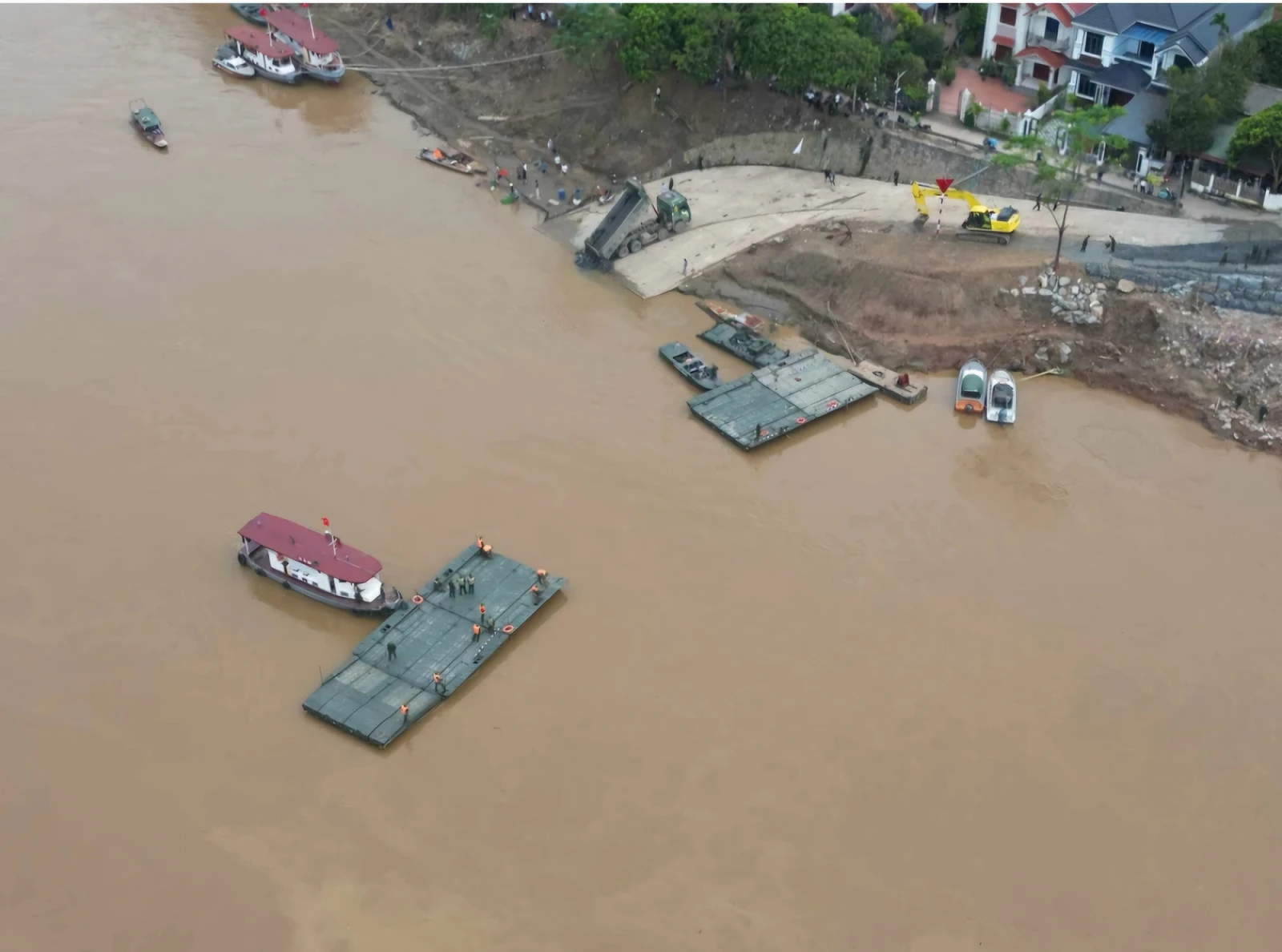 Mưa lớn khiến cầu phao Phong Châu bị lũ cuốn, dân hoảng loạn, Đại tá lên tiếng - Hình 4