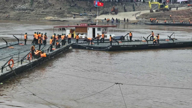 Mưa lớn khiến cầu phao Phong Châu bị lũ cuốn, dân hoảng loạn, Đại tá lên tiếng - Hình 3