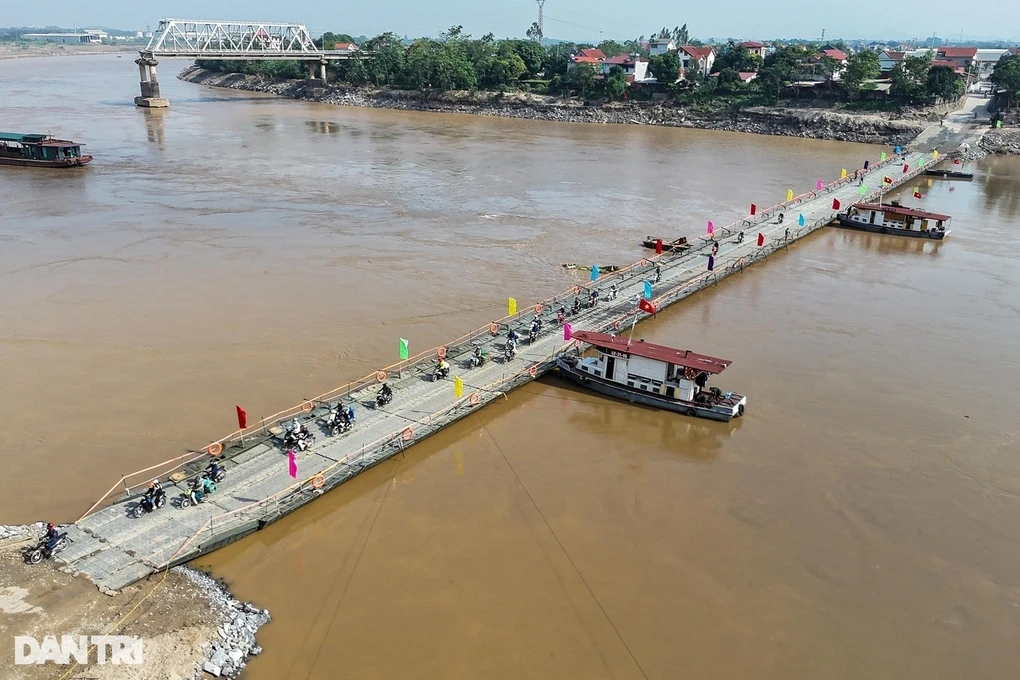 Mưa lớn khiến cầu phao Phong Châu bị lũ cuốn, dân hoảng loạn, Đại tá lên tiếng - Hình 1