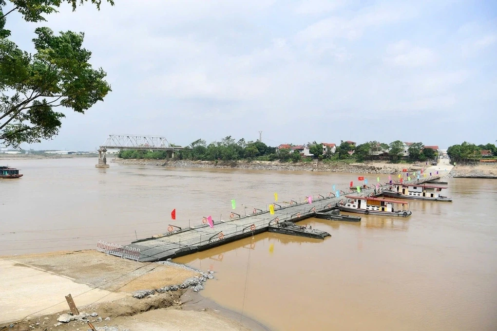 Mưa lớn khiến cầu phao Phong Châu bị lũ cuốn, dân hoảng loạn, Đại tá lên tiếng - Hình 6