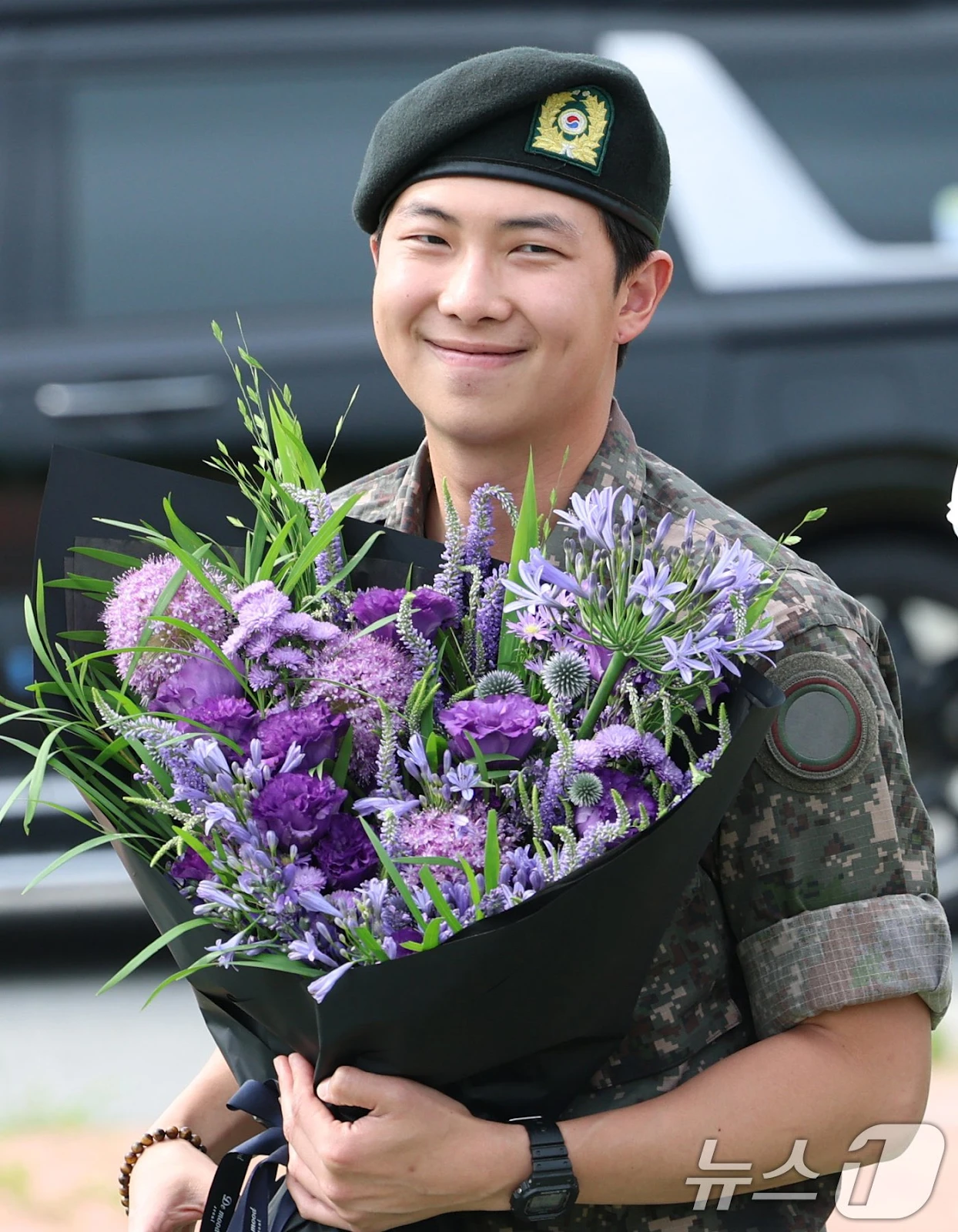 V và RM (BTS) xuất ngũ, fan phớt lờ cảnh báo HYBE, lao vào hò hét điên cuồng - Hình 2
