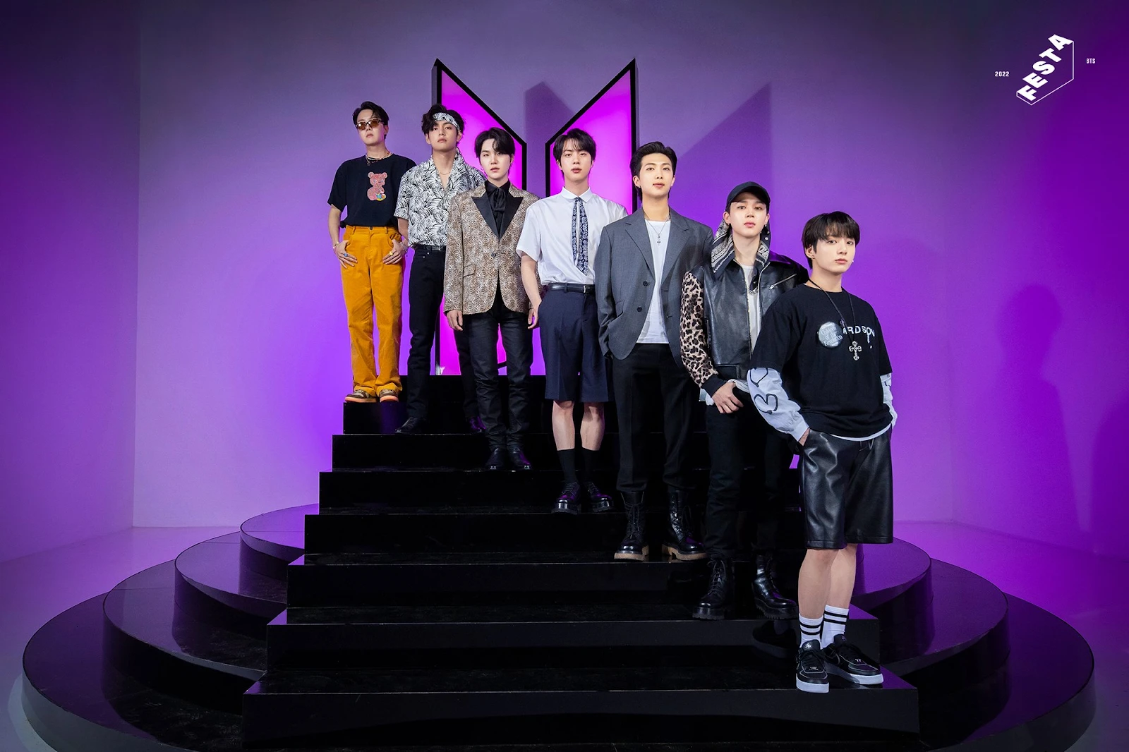 V và RM (BTS) xuất ngũ, fan phớt lờ cảnh báo HYBE, lao vào hò hét điên cuồng - Hình 7