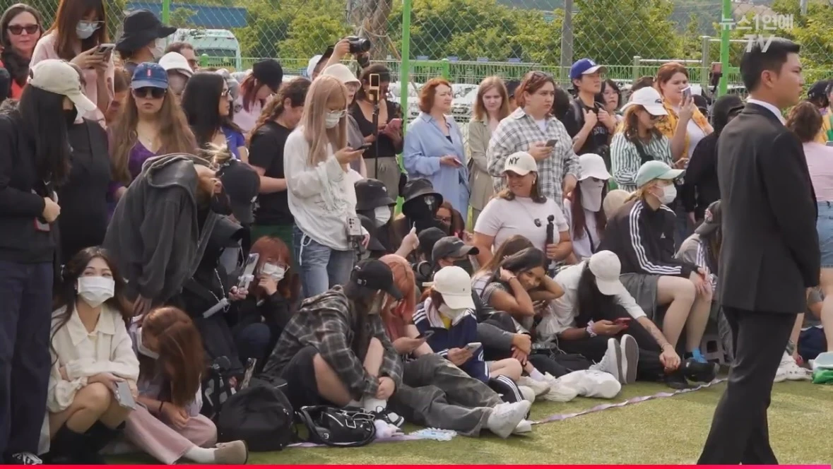 V và RM (BTS) xuất ngũ, fan phớt lờ cảnh báo HYBE, lao vào hò hét điên cuồng - Hình 3
