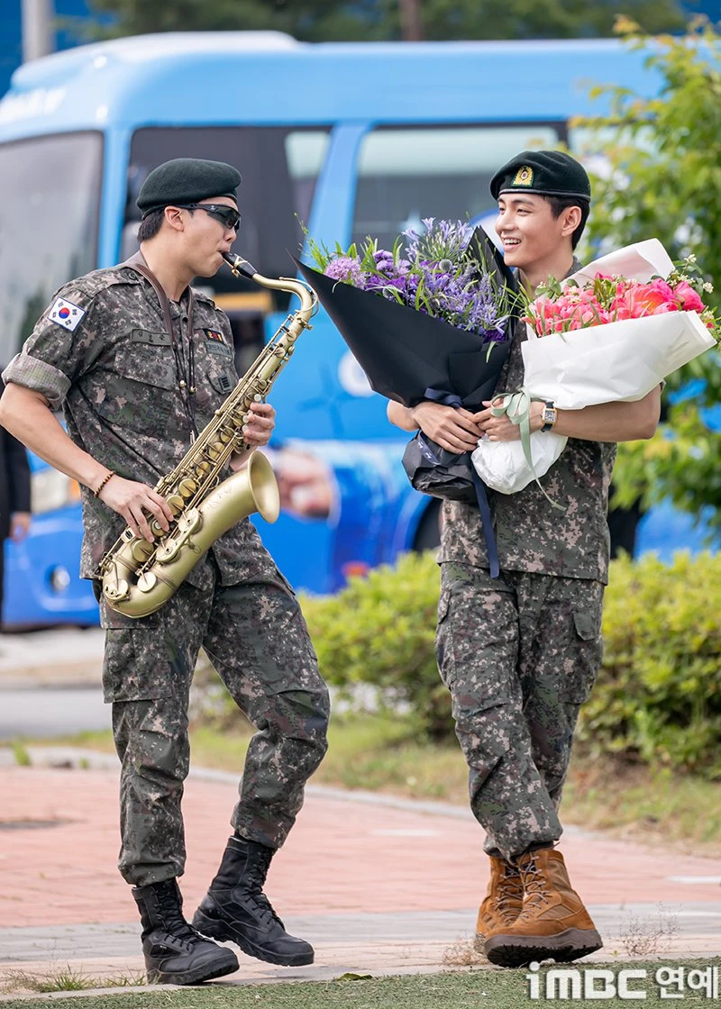 V và RM (BTS) xuất ngũ, fan phớt lờ cảnh báo HYBE, lao vào hò hét điên cuồng - Hình 4