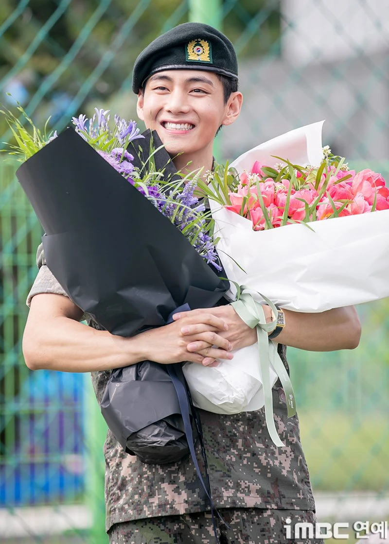 V và RM (BTS) xuất ngũ, fan phớt lờ cảnh báo HYBE, lao vào hò hét điên cuồng - Hình 1